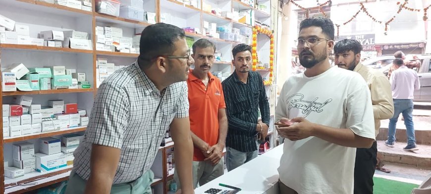 अनियमितताओं को रोकने के उद्देश्य से जांच दल ने किया मेडिकल दुकानों का निरीक्षण