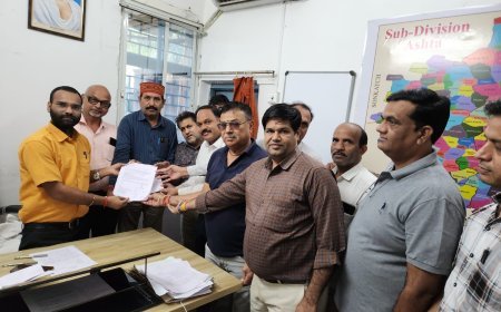 अनियमितताओं को लेकर कॉलोनीवासियों ने तहसीलदार एवं सीएमओ को सौंपा ज्ञापन