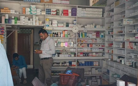 अनियमितताओं को रोकने के उद्देश्य से जांच दल ने किया मेडिकल दुकानों का निरीक्षण 