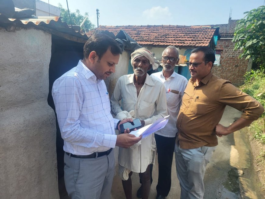 मतदाता सूची के एसआईआर के अंतर्गत घर-घर जाकर किए जा रहे हैं गणना पत्रक वितरित