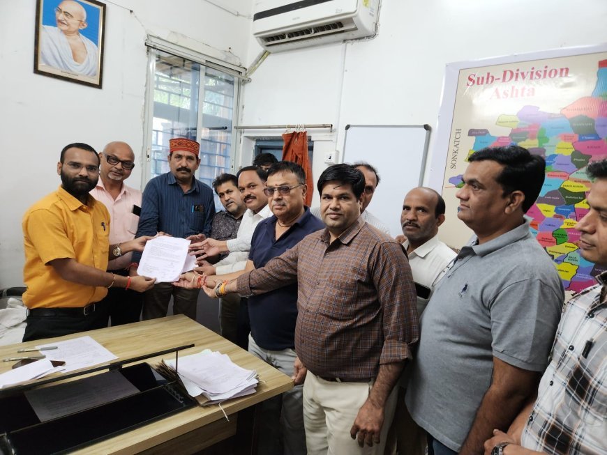 अनियमितताओं को लेकर कॉलोनीवासियों ने तहसीलदार एवं सीएमओ को सौंपा ज्ञापन