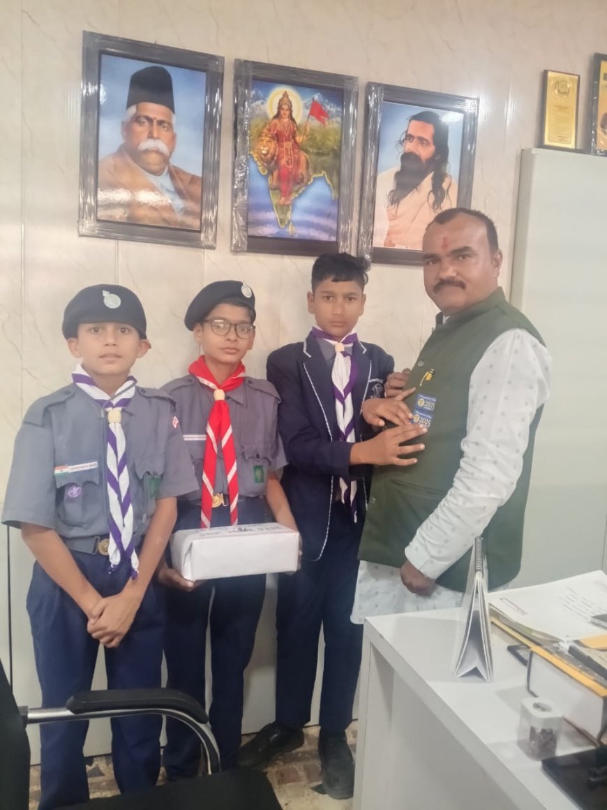 पुष्प सीनियर सेकेंडरी स्कूल के स्काउट गाइड ने स्थापना दिवस मनाया 