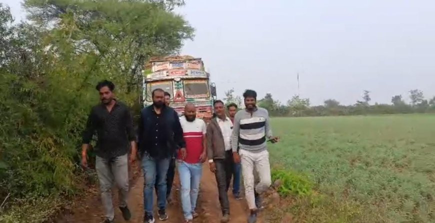 बजरंगदल कार्यकर्ताओं ने गौवंश से भरा ट्रक कराया जप्त