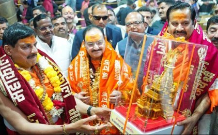 मुख्यमंत्री डॉ. मोहन यादव ,केंद्रीय स्वास्थ्य मंत्री श्री जे पी नड्डा, मध्य प्रदेश के प्रभारी श्री महेंद्र सिंह ने महाकाल मंदिर पहुंचकर बाबा महाकाल का पूजन दर्शन कर अभिषेक किया और देश की जनता की समृद्धि की कामना की।