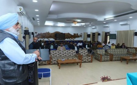 सड़क दुर्घटना रोकने के लिये यातायात रिफ्रेशर कोर्स