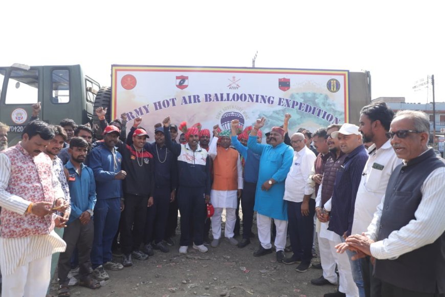 भारतीय सेना का हॉट एयर बैलून आष्टा पहुचा,डाबरी के एक खेत मे उतरा