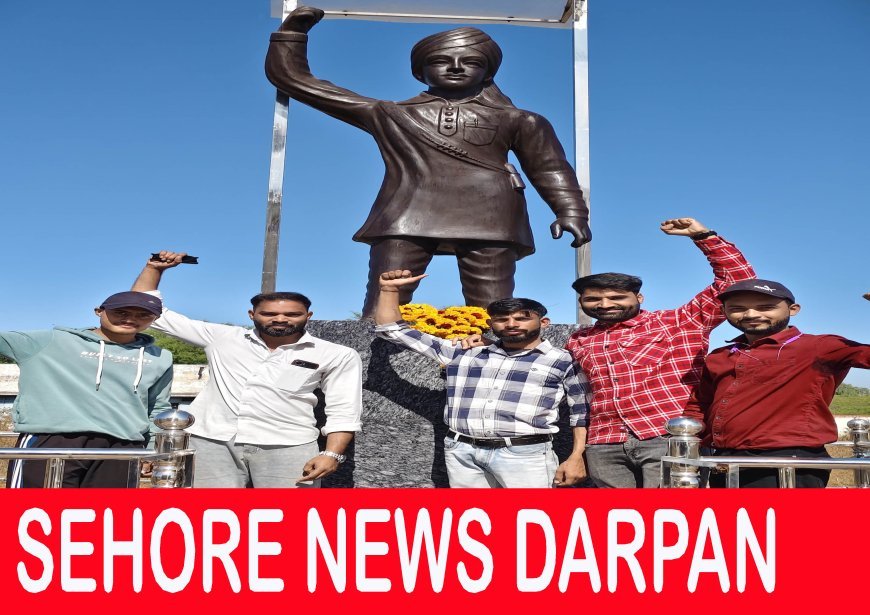 एनएसयुआई की मांग पर शहीद भगत सिंह की मूर्ति से पर्दा हटाया