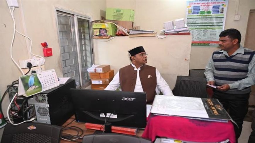 मंत्री श्री सारंग ने पांढुर्णा के बोरगांव स्थित सेवा सहकारी समिति का किया औचक निरीक्षण