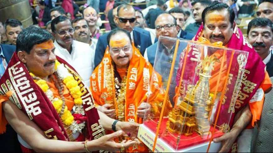 मुख्यमंत्री डॉ. मोहन यादव ,केंद्रीय स्वास्थ्य मंत्री श्री जे पी नड्डा, मध्य प्रदेश के प्रभारी श्री महेंद्र सिंह ने महाकाल मंदिर पहुंचकर बाबा महाकाल का पूजन दर्शन कर अभिषेक किया और देश की जनता की समृद्धि की कामना की।