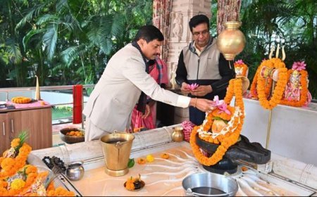 मुख्यमंत्री डॉ. मोहन यादव ने मेफेयर रिजॉर्ट में स्थित मंदिर में दर्शन कर पूजा अर्चना की।