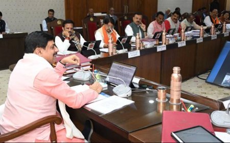 मुख्यमंत्री डॉ. मोहन यादव की अध्यक्षता में मन्त्रि-परिषद की बैठक मंत्रालय में वंदे मातरम के सामूहिक गान के साथ आरंभ हुई।