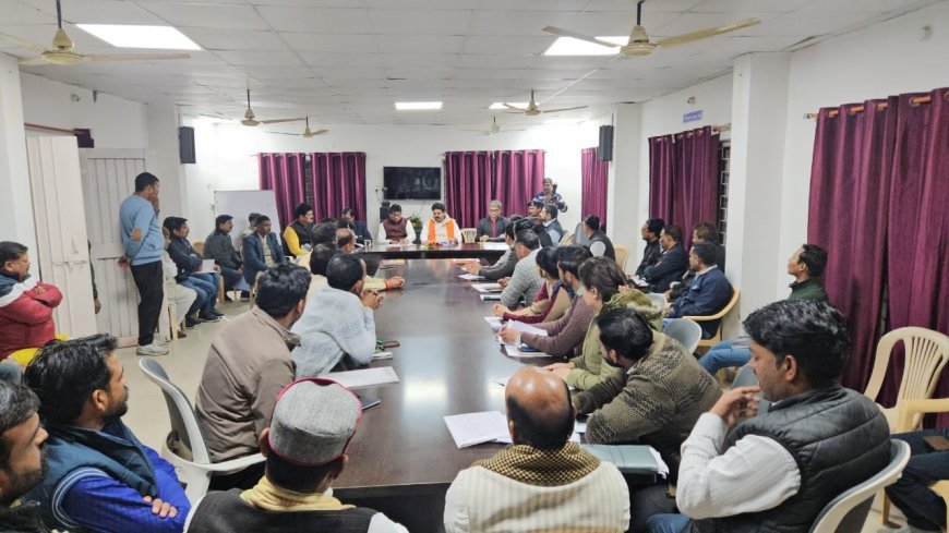 सांसद खेल महोत्सव के आयोजन एवं पेयजल व्यवस्था को लेकर सांसद-विधायक ने जनपद में सभी अधिकारियों की ली बैठक,दिये निर्देश