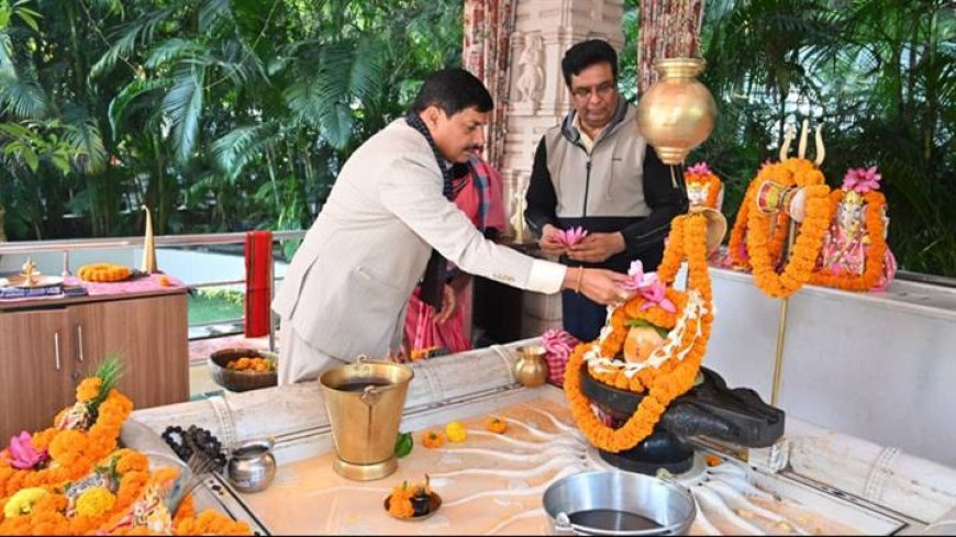 मुख्यमंत्री डॉ. मोहन यादव ने मेफेयर रिजॉर्ट में स्थित मंदिर में दर्शन कर पूजा अर्चना की।