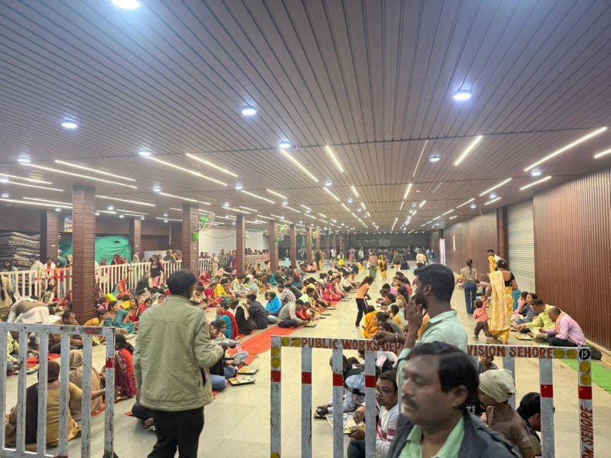 कुबेरेश्वरधाम पर मकर संक्रांति पर पूजा-अर्चना कर चढ़ाया तिल गुड़ का लड्डू