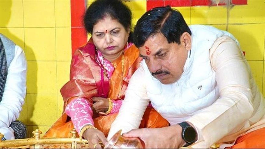 मुख्यमंत्री डॉ.मोहन यादव ने  उज्जैन के बृहस्पति मंदिर में सपत्नीक दर्शन कर पूजा-अर्चना की।