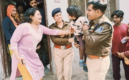 मार्मिकता से भरा माँ बेटी के मिलन का पल ,बच्ची को सौंपते हुए पुलिस अधिकारी भी हुए भावुक