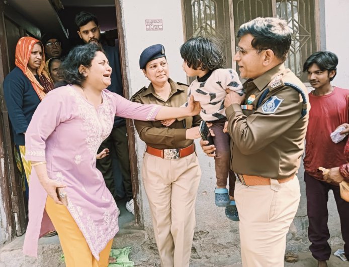 मार्मिकता से भरा माँ बेटी के मिलन का पल ,बच्ची को सौंपते हुए पुलिस अधिकारी भी हुए भावुक
