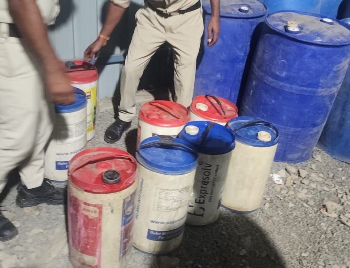 अवैध डीजल भंडारण पर थाना जावर पुलिस द्वारा कार्यवाही l